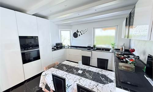 SAN GIACOMO: MERAVIGLIOSA VILLA BIFAMILIARE CON GIARDINO PRIVATO