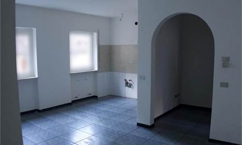 PRATO ISARCO: AMPIO BILOCALE CON GIARDINO 