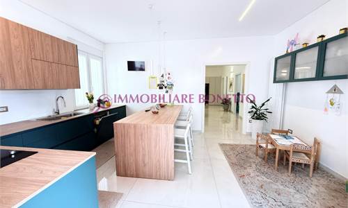 ZONA GRIES: AMPIO QUADRILOCALE INTERNO CON TERRAZZO